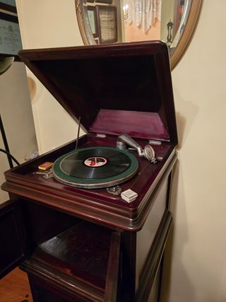 Gramofono antiguo 1906 Grand Prix Milan mueble