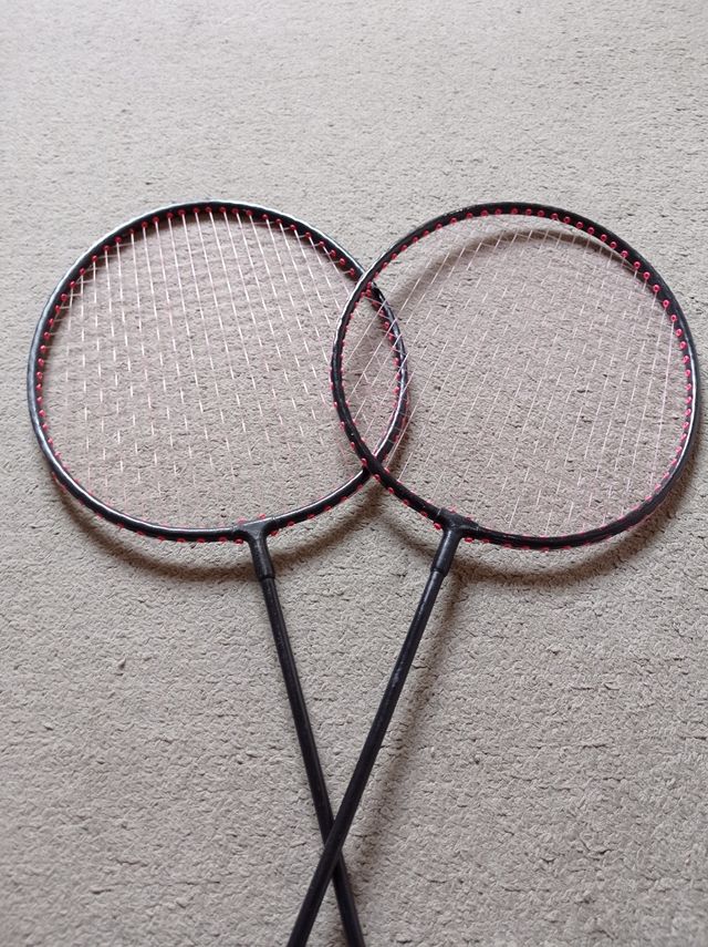 DOS RAQUETAS DE BÁDMINTON .