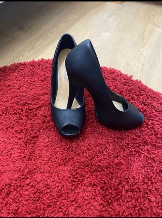 Lote de 3 pares de zapatos todo por 6:50  Euros.