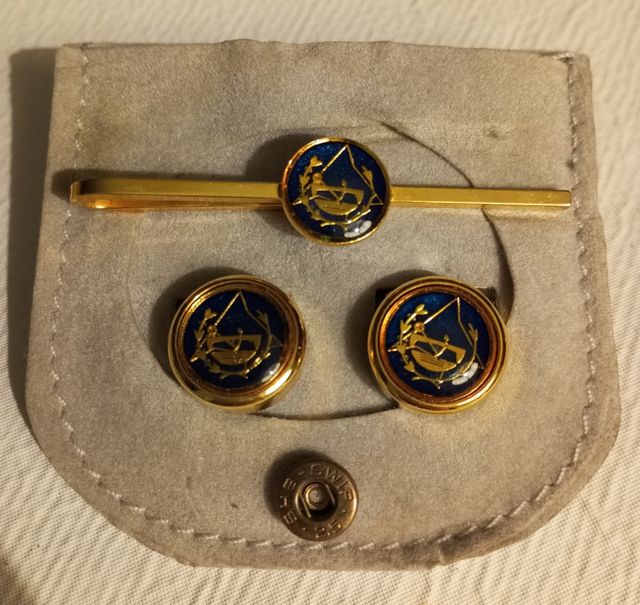 Gemelos y sujeta corbata chapados en oro