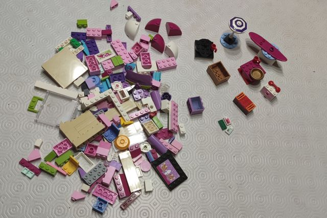 Piezas lego + bases +ni minifiguras