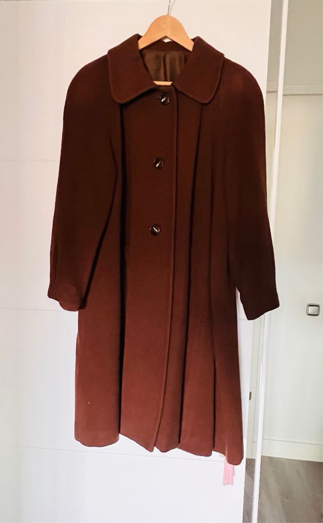 Abrigo con vuelo de paño marron