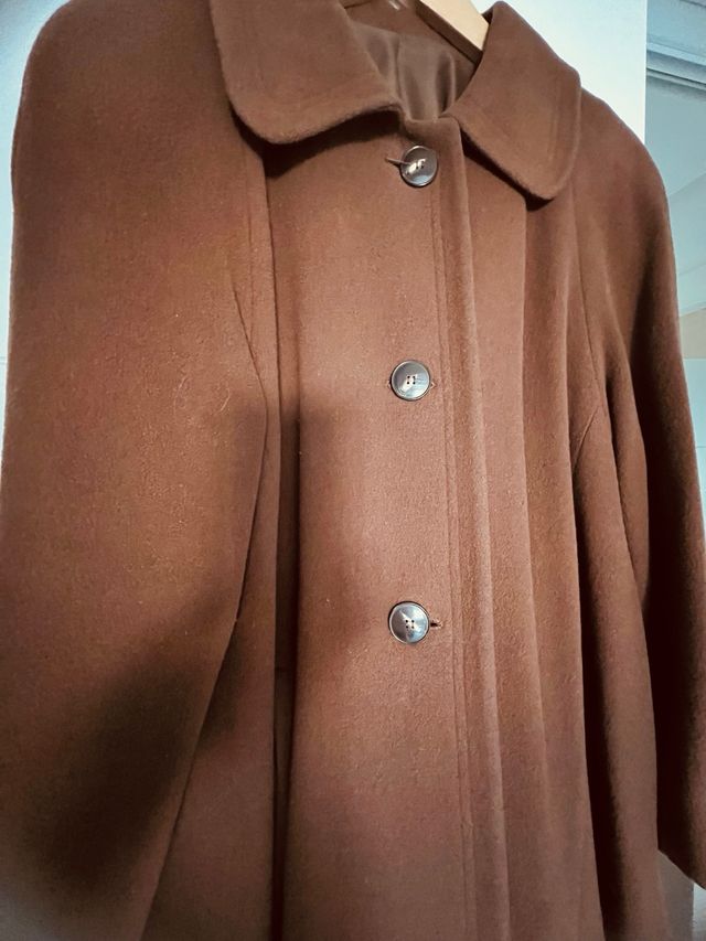 Abrigo con vuelo de paño marron