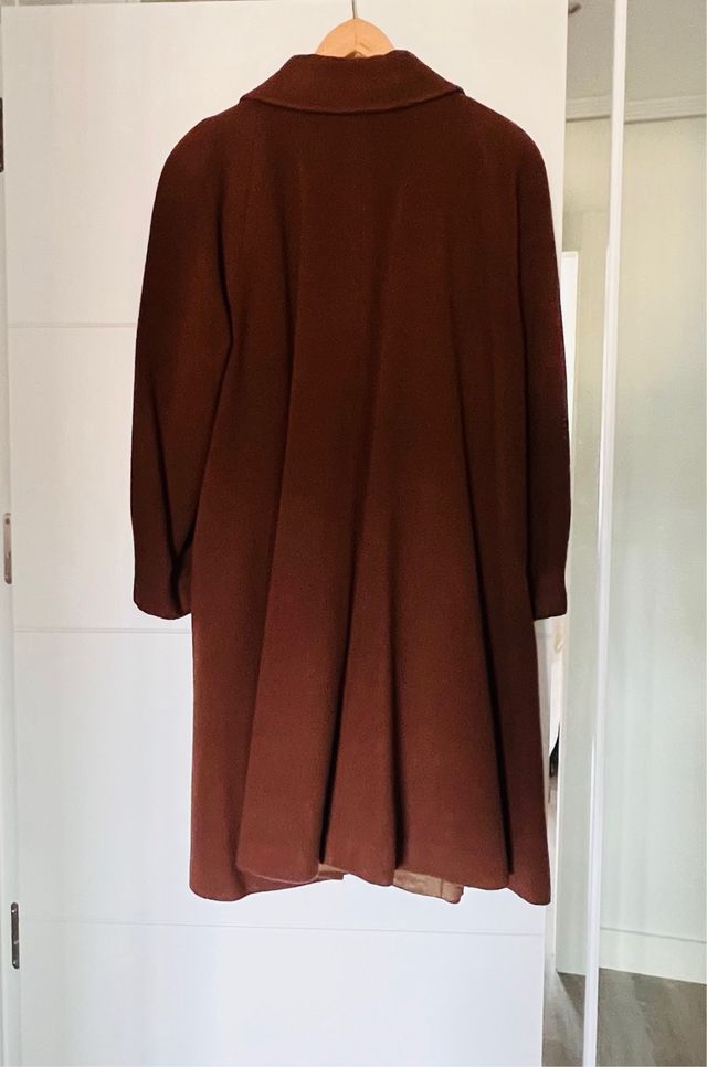 Abrigo con vuelo de paño marron