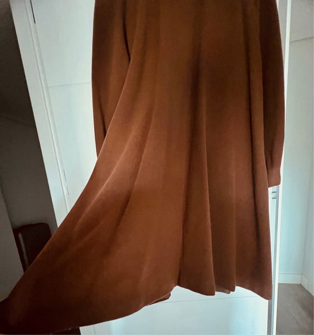 Abrigo con vuelo de paño marron