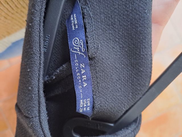 Vestido negro Zara. Espalda descubierta.