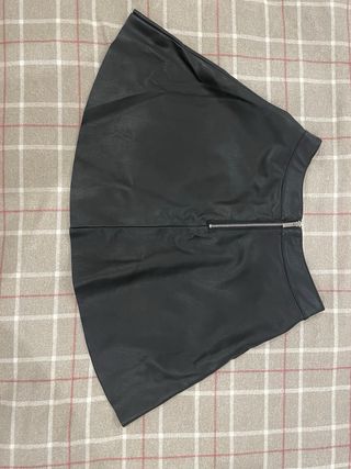 Falda de cuero negra