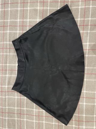 Falda de cuero negra