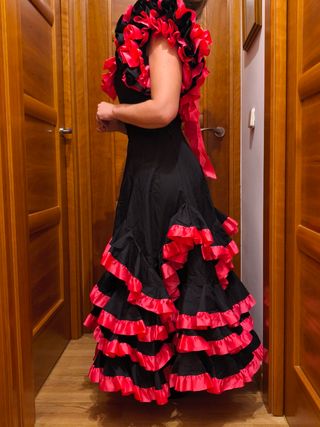 Traje de flamenca con mantoncillo