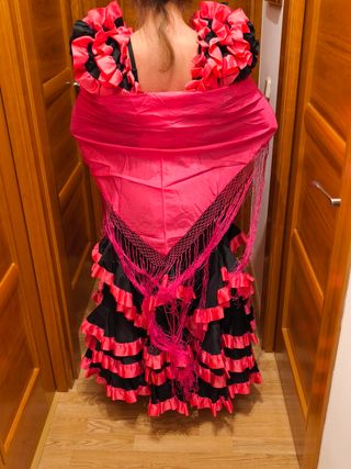 Traje de flamenca con mantoncillo