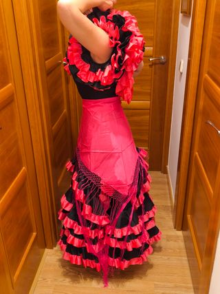 Traje de flamenca con mantoncillo