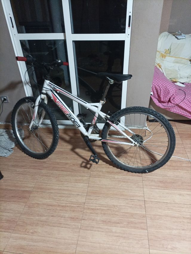 Bicicleta para reparar o para piezas