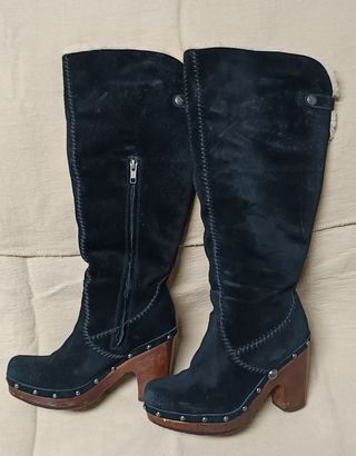 Botas UGG hasta la rodilla negras de ante.