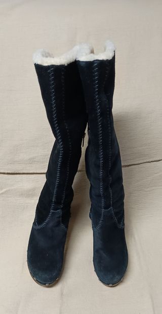 Botas UGG hasta la rodilla negras de ante.