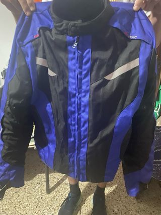 Chaqueta pantalon guantes y espaldera de moto