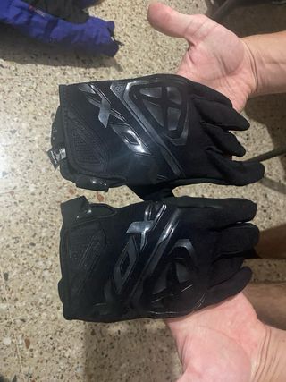 Chaqueta pantalon guantes y espaldera de moto