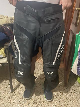 Chaqueta pantalon guantes y espaldera de moto