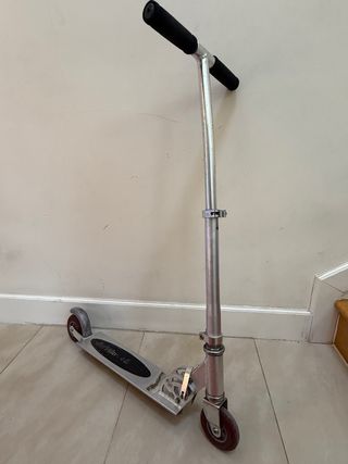 Patinete metálico