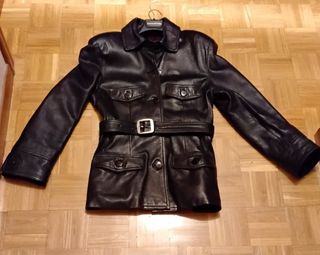 Chaquetón de piel de color negro
