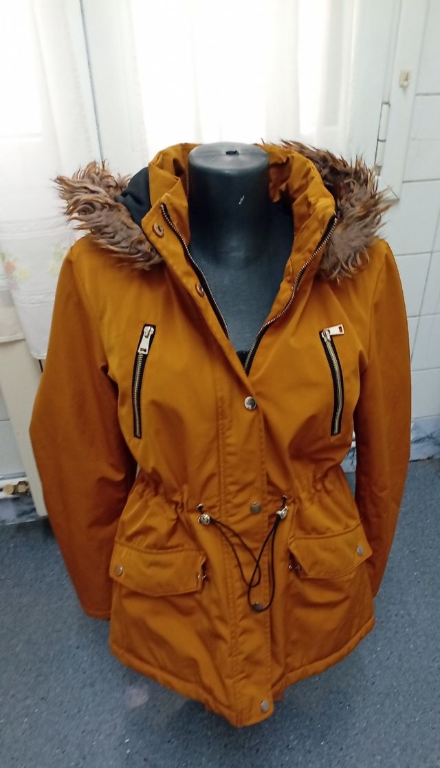 Plumífero color mostaza mujer