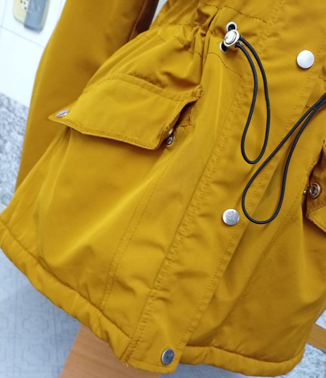 Plumífero color mostaza mujer