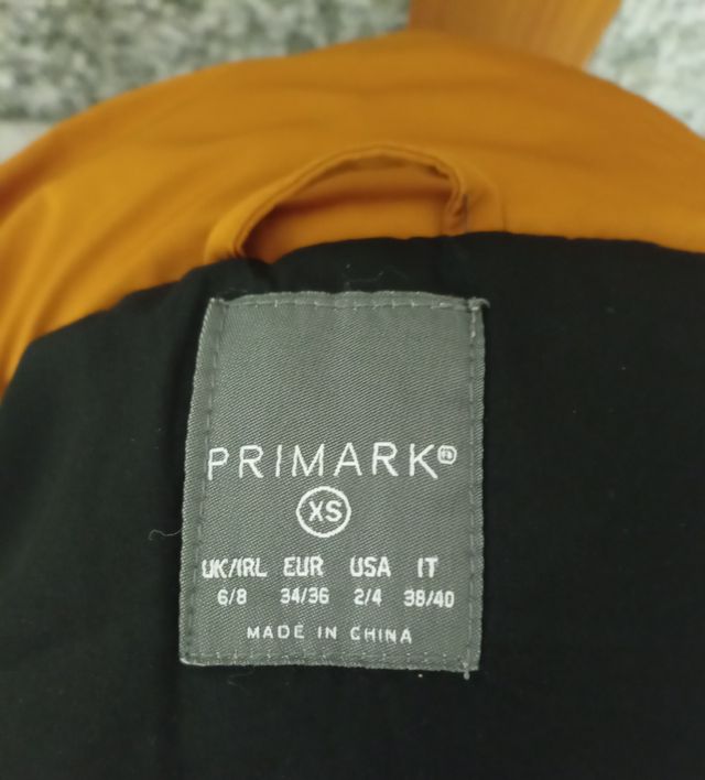 Plumífero color mostaza mujer