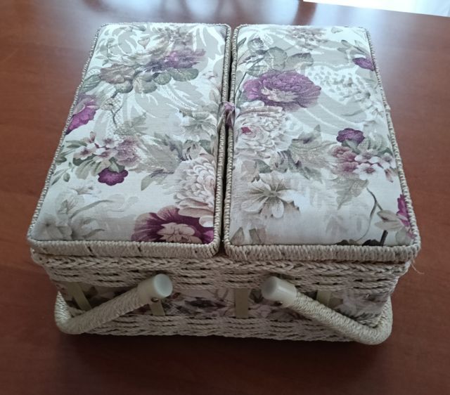 Caja costura o caja para pelo y ganchos de fallera