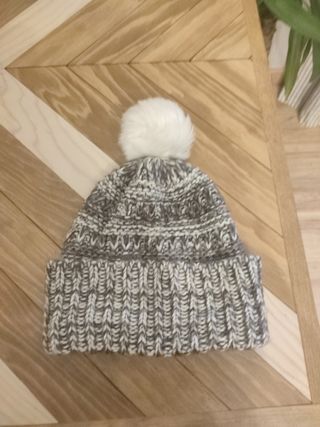 Gorro gris y blanco pompón 