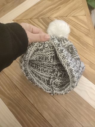 Gorro gris y blanco pompón 