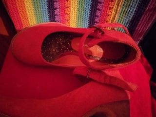 Zapato de tacón rojo