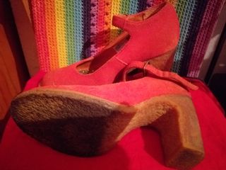 Zapato de tacón rojo