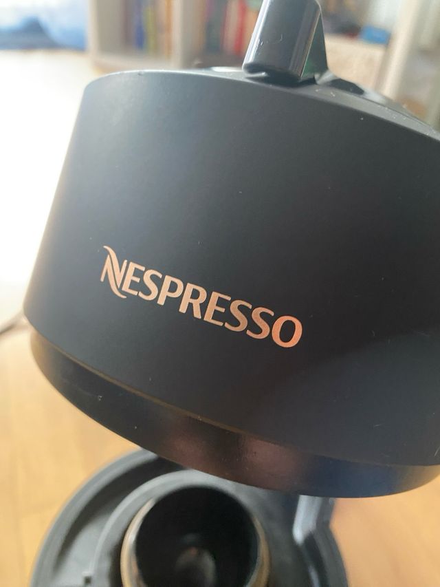 Nespresso Vertuo negra  Aeroccino rojo !