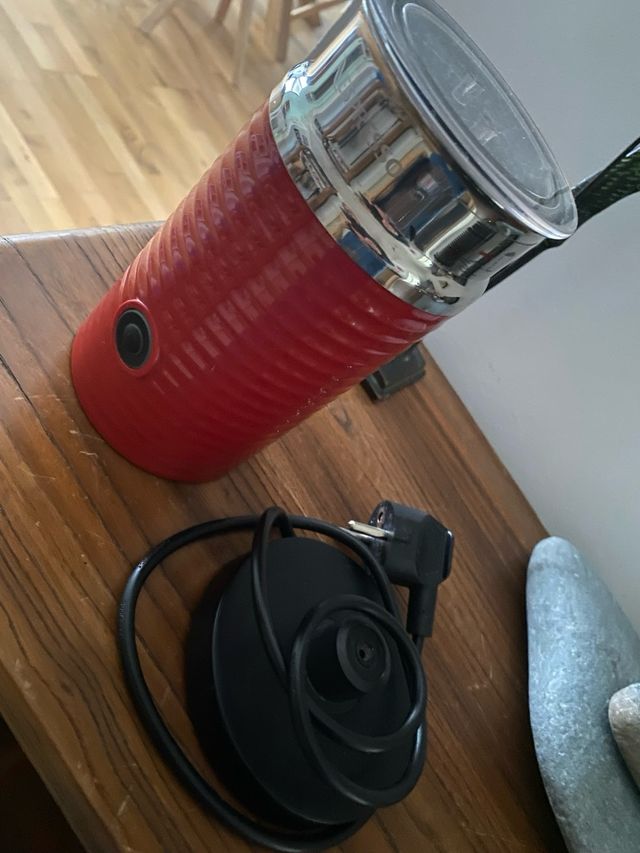 Nespresso Vertuo negra  Aeroccino rojo !