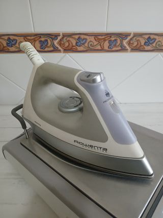 Ferro de Engomar Com Caldeira Rowenta Iron DG9030