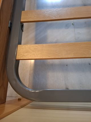 Cama de madera con somier de láminas