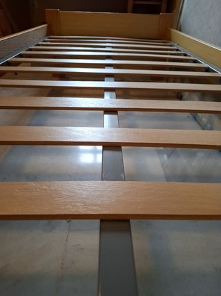 Cama de madera con somier de láminas