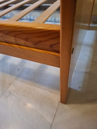 Cama de madera con somier de láminas