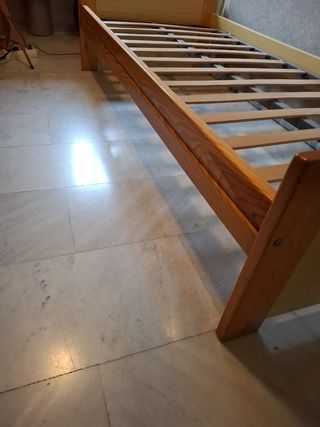 Cama de madera con somier de láminas
