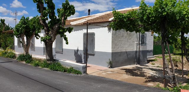 CASA CON TERRENO BENIAJAN
