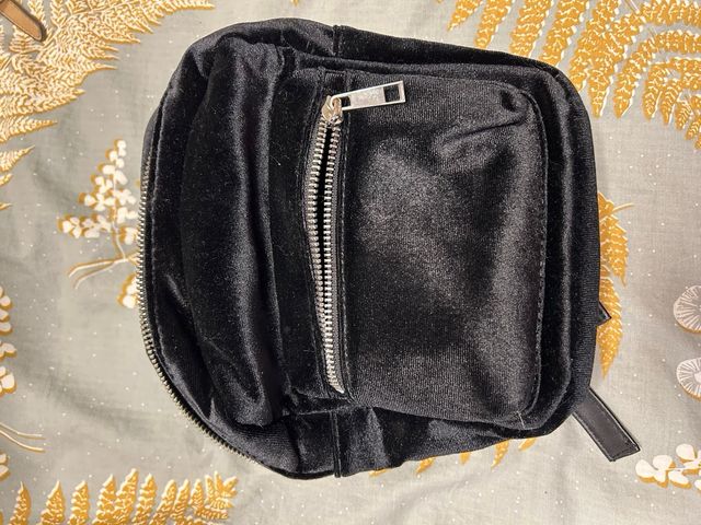 Mochila negra terciopelo