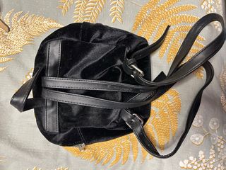 Mochila negra terciopelo 