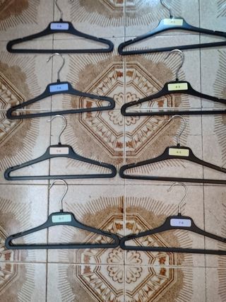 Perchas para ropa de niño.