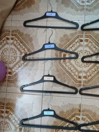 Perchas para ropa de niño.