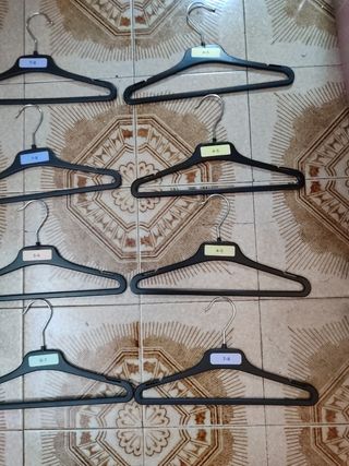 Perchas para ropa de niño.