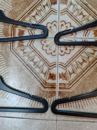 Perchas para ropa de niño.