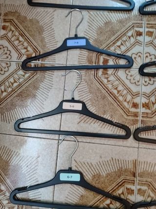 Perchas para ropa de niño.