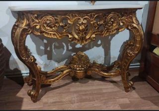 Consola de madera dorada