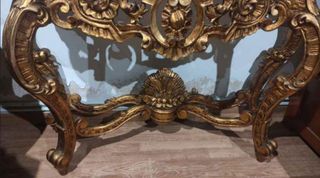Consola de madera dorada