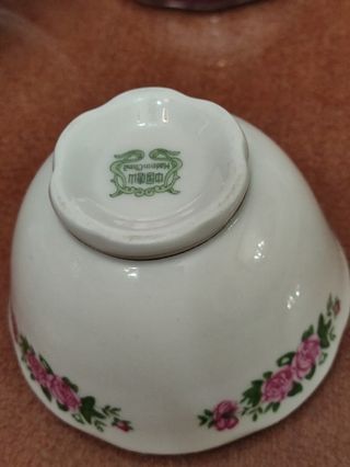 4 bols  de porcelana china y 1 inglesa