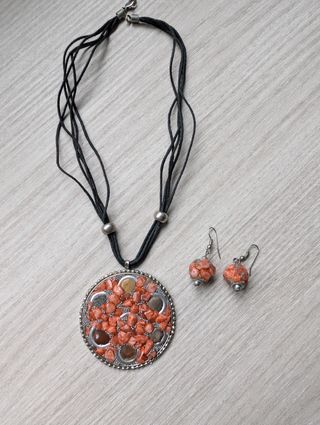 Conjunto de colgante y pendientes.